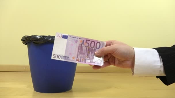 Hand crumple five hundred 500 euro banknote and drop in bin. 4K — Stock Video