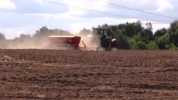 Підйом пилу з тракторних добрив готує ґрунт у полі — стокове відео