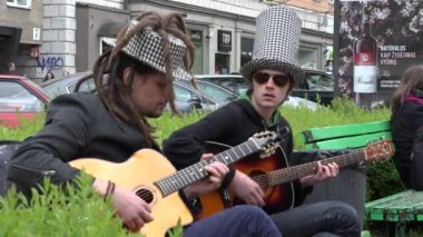 Genç gitaristler virtüözü millet popüler melodi oyun. 4k
