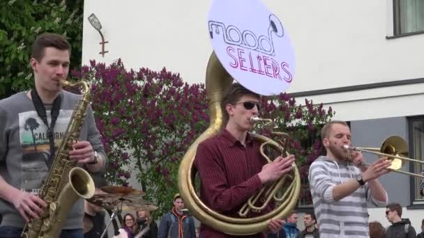 Estudantes com instrumentos de sopro concerto em evento público gratuito. 4K — Vídeo de Stock