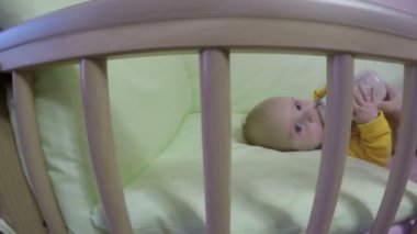 anne el yatakta aç bebek kız beslemek. 4k