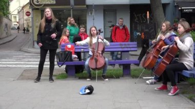 kızlar kadınlar viyolonsel aletleri çalma ve açık havada şarkı. 4k