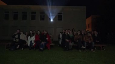 Gençler güler açık hava komedi filmi izlerler. 4K