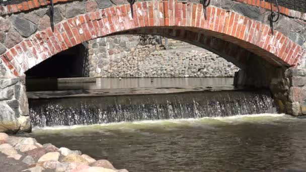 Retro de ladrillo rojo y arco de piedra y agua cascada que fluye. 4K — Vídeos de Stock