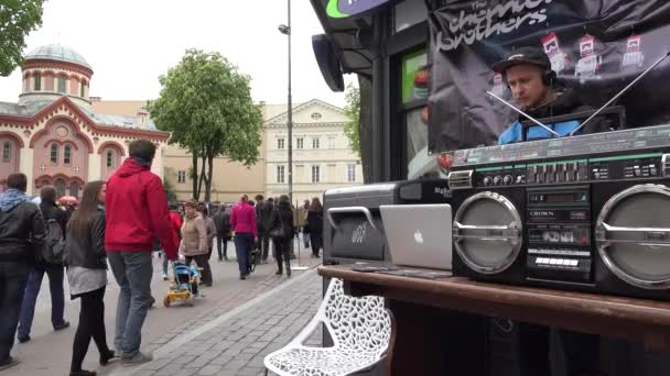 Dj jogar house música progressiva na rua. 4K — Vídeo de Stock