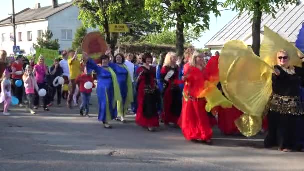 Горожане принимают участие в праздничном параде в честь годовщины города. 4K — стоковое видео