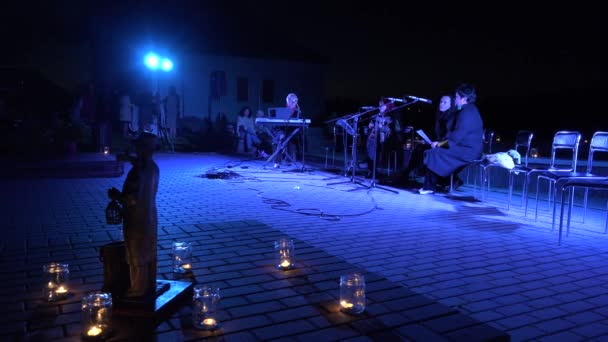 Concerto di gruppo femminile di cantare poesie e pubblico di persone. 4K — Video Stock