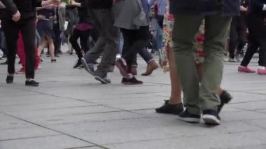Lindy hop dansçıları bacaklar adım ve insanlar izleyici gerçekleştirin. 4k
