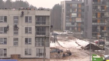 Yüksek dağcı işçi ev duvar ortak sıkı tutun halat izole