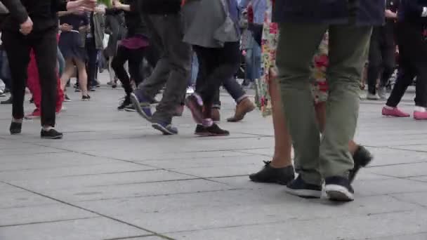 Lindy hop bailarines piernas realizar paso y la gente audiencia. 4K — Vídeo de stock