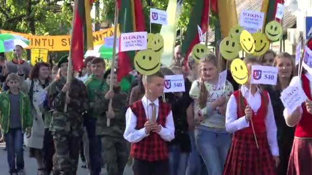 Ciudadanos felices participan en el desfile de aniversario de la ciudad pública. 4K — Vídeo de stock