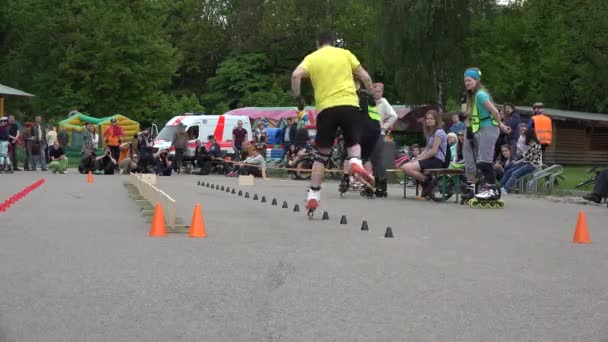 Rollerskater άνθρωπος στον onefoot διαγωνισμό σλάλομ. 4k — Αρχείο Βίντεο