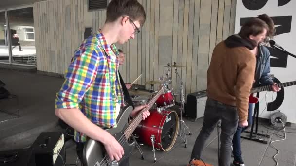 Musiker Rockband singt und spielt Instrumente 4k — Stockvideo