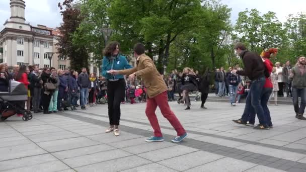 Gente activa en parejas bailan lindy hop en la calle. 4K — Vídeo de stock