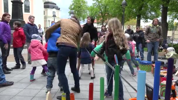 Счастливые взрослые женщины и дети детского сада танцуют на открытом воздухе. 4K — стоковое видео