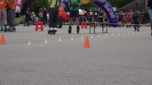 Patinador de rolo demonstrar habilidades acrobáticas em torno de cones. 4K — Vídeo de Stock