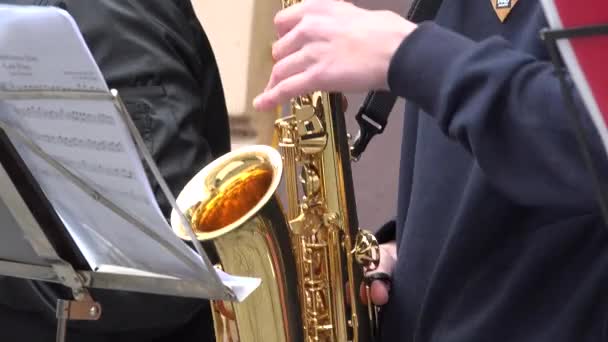 Saxofón de mano músico indefinido con notas — Vídeo de stock