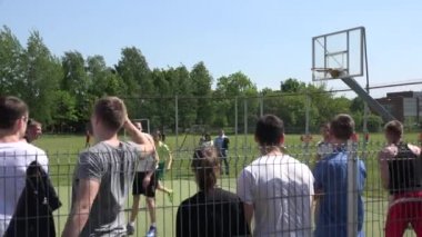 Basketbol Takımı katılan sokak rekabet ve destek fanlar. 4k