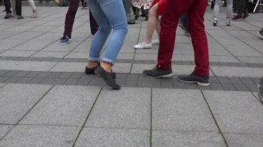 çeşitli çiftleri sokakta neşeli Lindy hop dans dans