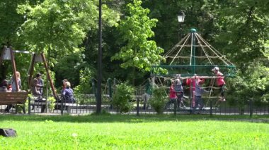 Çocuk çocuklar Bahçesi dolambaçlı yolculuk grubudur. 4k