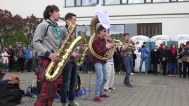 Boys konser Rüzgar aletleri saksafon tuba sokak ile
