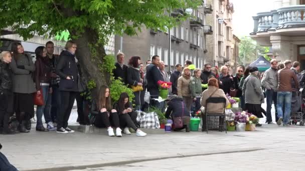 Gruppo rock suonare la chitarra e la batteria. Pubblico di persone. 4K — Video Stock