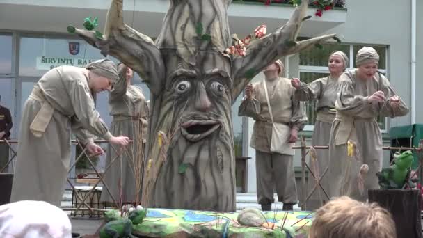 Bonecas de trapo e espetáculo estilizado da natureza no festival da cidade — Vídeo de Stock