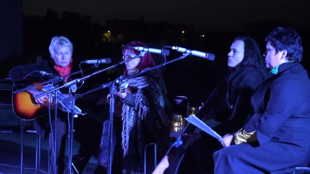 Женская группа играет на гитаре и поет стихи по вечерам. 4K — стоковое видео