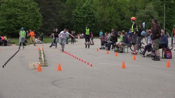 Kunststoff-Skater auf einem Rad Bein Slalom und Menschen Publikum. 4k — Stockvideo