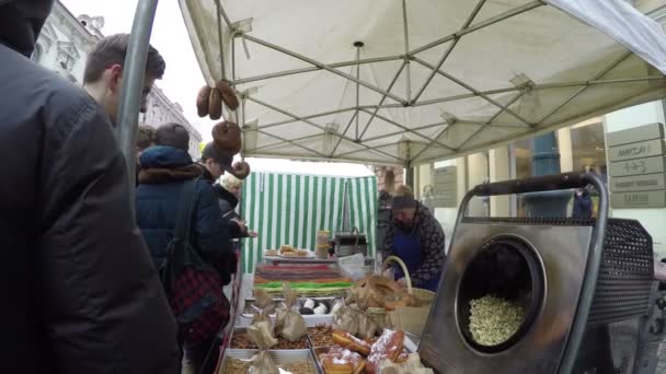 Οι άνθρωποι αγοράζουν πολύχρωμα γλυκά και ξηρούς καρπούς στο καραμέλα αποθηκεύουν σκηνή — Αρχείο Βίντεο