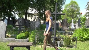 Genç kadın deneyimi acı çocuk çocuk kızı kayıp. 4k