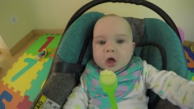 Çok güzel beş aylık beyaz bebek kız mı erkek kaşık beslenir. 4k