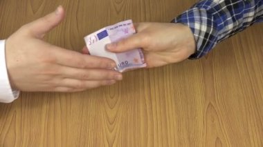 500 euro nakit banknot kadın el palm içinde gizli. 4k