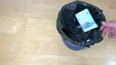 işadamı el bin euro para banknot para atmak. 4k