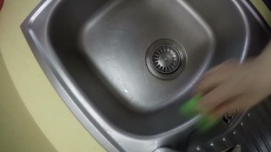 Kadın el sünger ile lavabo yıkayın. 4k