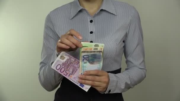 Ventilatore per banconote in euro a mano con banconote diverse. 4K — Video Stock