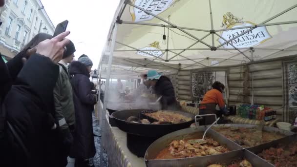 Chef cuire des plats de viande de légumes dans des casseroles à l'extérieur de la cuisine ouverte. 4K — Video