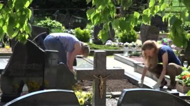 Anne ve kızı bakım baba koca mezarı mezarlığı üzerinde