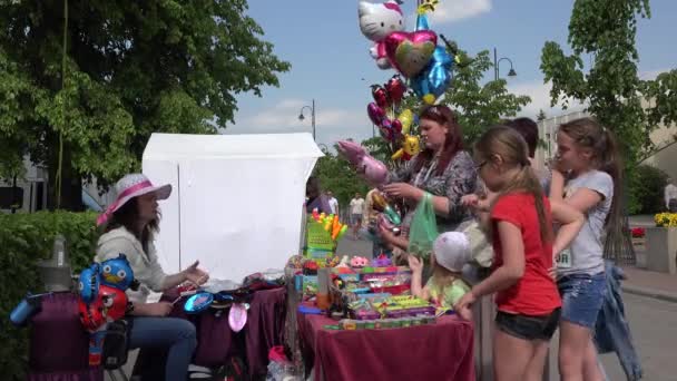 Children buy figurative  helium balloons in city street — Stock Video