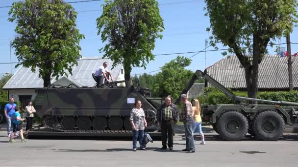 La gente mira tanque de batalla — Vídeo de stock