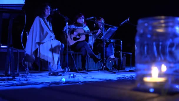 Śpiewana Poezja kobiet Trio w nocne przy świecach — Wideo stockowe