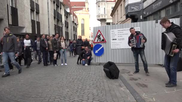 Público de la gente disfruta de acordeonista hombres dúo realizar música. 4K — Vídeos de Stock