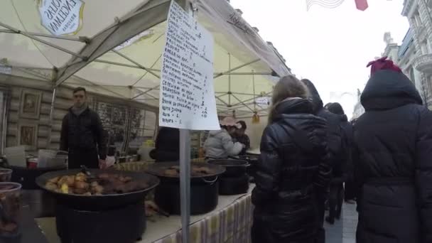 여자들은 탁트인 부엌에 있는 남비에서 야채 고기 요리를 한다. 4K — 비디오