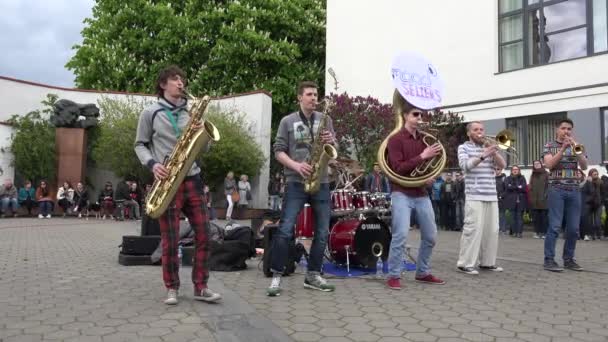 Студенты с концертом духовых инструментов в бесплатном общественном мероприятии. 4K — стоковое видео