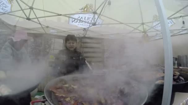 Cook vendors prepare fresh food meals in outdoor festival tent — Stock Video