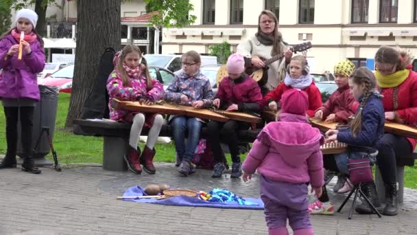 Barn leker med cittra litauiska plockade stränginstrument — Stockvideo