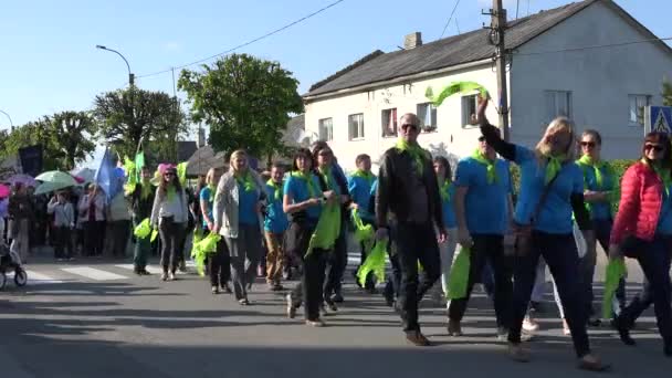 Happy citizens take part in public city anniversary parade. 4K — Stock Video