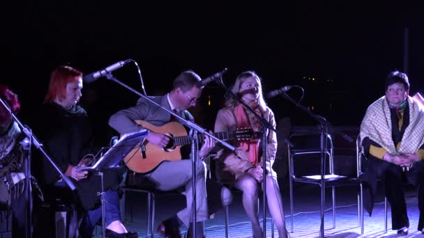 Homme jouer de la guitare et femme chanter de la poésie la nuit. 4K — Video