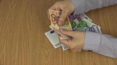 Beyaz kadın el 50 euro banknot inceleyerek dokunmadan. 4k