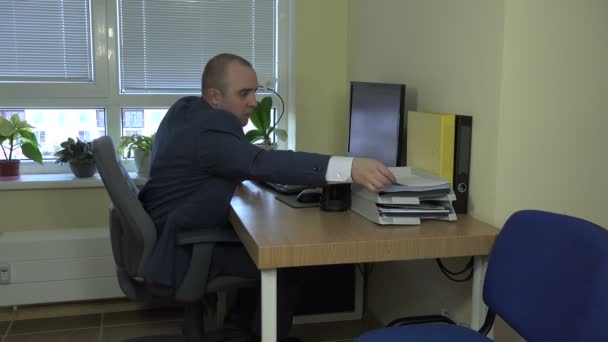 Geschäftsmann arbeitet mit Computer in seinem Büro. — Stockvideo